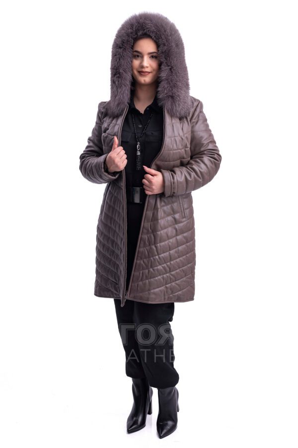 Дамска кожена парка с лисица от ГОЯ Leather. Елегантно и топло яке за студените дни. Богата гарнитура от лисица по качулката. За удобство и комфорт , ципът е двойно отваряем. Моделът е с красива линия ,подчертаваща талията. Чудесен избор за ежедневието.