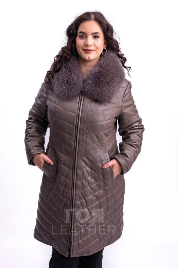 Дамска кожена парка с лисица от ГОЯ Leather. Елегантно и топло яке за студените дни. Богата гарнитура от лисица по качулката. За удобство и комфорт , ципът е двойно отваряем. Моделът е с красива линия ,подчертаваща талията. Чудесен избор за ежедневието.