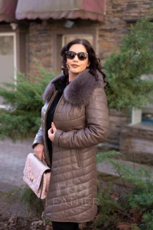 Дамска кожена парка с лисица от ГОЯ Leather. Елегантно и топло яке за студените дни. Богата гарнитура от лисица по качулката. За удобство и комфорт , ципът е двойно отваряем. Моделът е с красива линия ,подчертаваща талията. Чудесен избор за ежедневието.