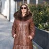 Дълга кожена парка с качулка от ГОЯ Leather. Нов модел издължена кожена парка. Парката е изработена от качествена агнешка напа с гарнитура от лисица по качулката. Моделът е подплатен с олекотена термо вата, което го прави изключително комфортен за студените зимни дни.