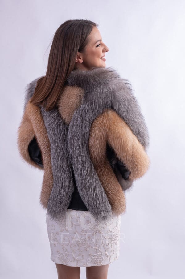 Една от най-атрактивните новости на сезона е коженото палто от лисица M-L 5. Луксозно и модерно, то ще подчертае Вашата индивидуалност, а другите несъмнено ще оценят Вашия отличен вкус и усет за стил. Изработено от златна и сребърна лисица в оригинално съчетание с черна агнешка напа. Козината е мека и приятна на допир. Поради факта, че е пухкава и обемна, продуктът изглежда скъп и луксозен. Чудесен избор за студените дни.