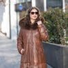 Дълга кожена парка с качулка от ГОЯ Leather. Нов модел издължена кожена парка. Парката е изработена от качествена агнешка напа с гарнитура от лисица по качулката. Моделът е подплатен с олекотена термо вата, което го прави изключително комфортен за студените зимни дни.