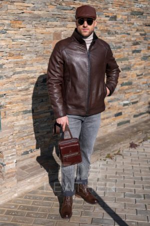 Мъжко кафяво палто от естествена кожа VK- M 450 е въплъщение на стил и безупречен комфорт. Всеки детайл на това палто от овча кожа е обмислен до най-малкия детайл: плътната шагрен кожа от лицевата страна прави продукта издръжлив, а модерната кройка осигурява удобно прилягане. Дължината от 70 см се съчетава както с ежедневно, така и с по-официално облекло. Зкопчаване с метален цип. Моделът разполага с два външни и три вътрешни джоба. Мериносовата вълна е ключът към надеждната защита от студа, което прави палтото от овча кожа най-добрият избор за зимата. Има отлични топлоизолационни свойства и въздухопропускливост, което ви позволява да се чувствате комфортно при всякакви условия. Не пропускайте шанса си да закупите това стилно палто от овча кожа. Неговият уникален дизайн, съчетан с висококачествени материали, гарантира дълъг експлоатационен живот и запомнящ се външен вид, който несъмнено ще привлече възхитените погледи на другите. Този стилен, топъл и практичен модел ще стане ваш надежден спътник през студения сезон.