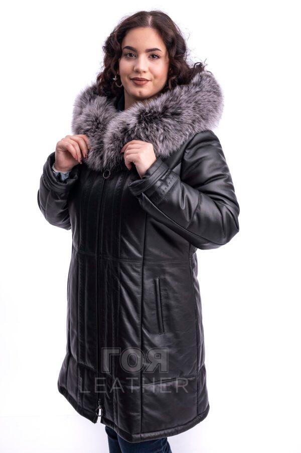 АРТИКУЛ: VK- 099 Черен Дълга кожена парка с качулка от ГОЯ Leather. Нов модел издължена кожена парка, изработена от качествена агнешка напа с гарнитура от лисица по качулката. Моделът е подплатен с олекотена термо вата, което го прави изключително комфортен за студените зимни дни. Якето има леко втален силует. Ципът  се  отваря в две посоки.
