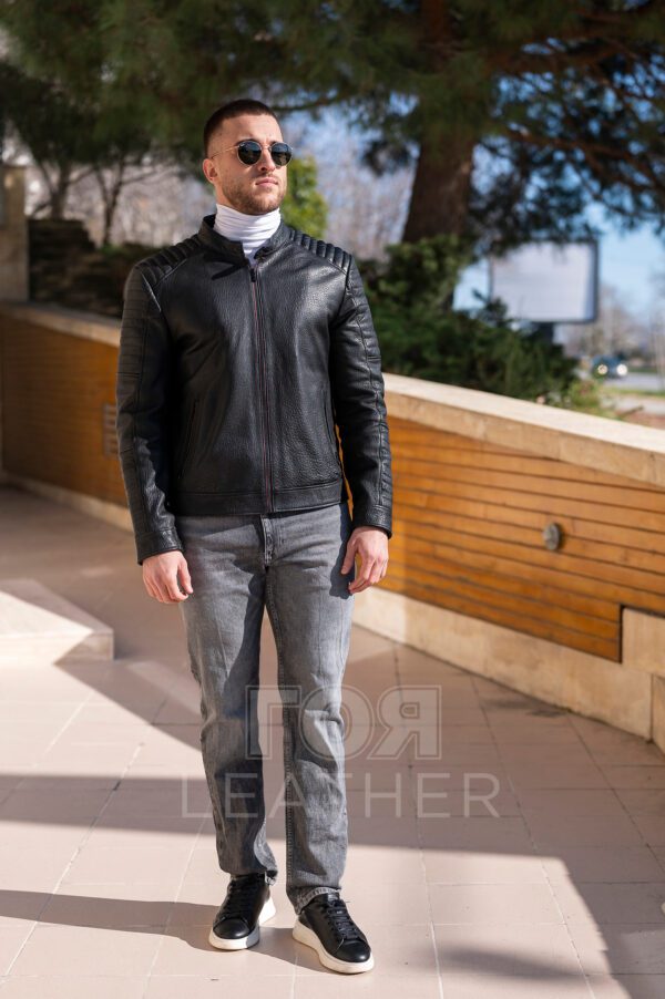 Късо спортно яке от ГОЯ Leather. Това е якето, което трябва да присъства във всеки мъжки гардероб. Подчертано спортно излъчване. Изработено от мека кожа с характерен релеф. Оригинален цветен акцент на циповете. Два вътрешни и два външни джоба.