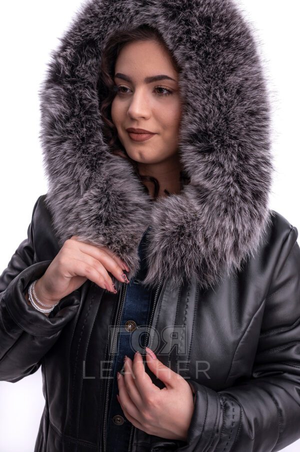 АРТИКУЛ: VK- 099 Черен Дълга кожена парка с качулка от ГОЯ Leather. Нов модел издължена кожена парка, изработена от качествена агнешка напа с гарнитура от лисица по качулката. Моделът е подплатен с олекотена термо вата, което го прави изключително комфортен за студените зимни дни. Якето има леко втален силует. Ципът  се  отваря в две посоки.
