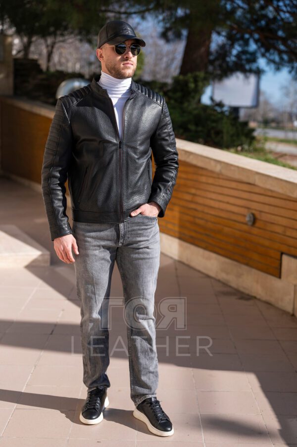 Късо спортно яке от ГОЯ Leather. Това е якето, което трябва да присъства във всеки мъжки гардероб. Подчертано спортно излъчване. Изработено от мека кожа с характерен релеф. Оригинален цветен акцент на циповете. Два вътрешни и два външни джоба.