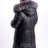 АРТИКУЛ: VK- 099 Черен Дълга кожена парка с качулка от ГОЯ Leather. Нов модел издължена кожена парка, изработена от качествена агнешка напа с гарнитура от лисица по качулката. Моделът е подплатен с олекотена термо вата, което го прави изключително комфортен за студените зимни дни. Якето има леко втален силует. Ципът  се  отваря в две посоки.