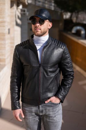 Късо спортно яке от ГОЯ Leather. Това е якето, което трябва да присъства във всеки мъжки гардероб. Подчертано спортно излъчване. Изработено от мека кожа с характерен релеф. Оригинален цветен акцент на циповете. Два вътрешни и два външни джоба.