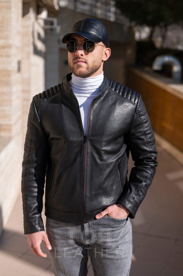 Късо спортно яке от ГОЯ Leather. Това е якето, което трябва да присъства във всеки мъжки гардероб. Подчертано спортно излъчване. Изработено от мека кожа с характерен релеф. Оригинален цветен акцент на циповете. Два вътрешни и два външни джоба.