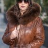 Дълга кожена парка с качулка от ГОЯ Leather. Нов модел издължена кожена парка. Парката е изработена от качествена агнешка напа с гарнитура от лисица по качулката. Моделът е подплатен с олекотена термо вата, което го прави изключително комфортен за студените зимни дни.