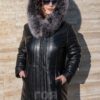 АРТИКУЛ: VK- 099 Черен Дълга кожена парка с качулка от ГОЯ Leather. Нов модел издължена кожена парка, изработена от качествена агнешка напа с гарнитура от лисица по качулката. Моделът е подплатен с олекотена термо вата, което го прави изключително комфортен за студените зимни дни. Якето има леко втален силует. Ципът  се  отваря в две посоки.
