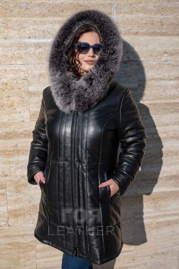 АРТИКУЛ: VK- 099 Черен Дълга кожена парка с качулка от ГОЯ Leather. Нов модел издължена кожена парка, изработена от качествена агнешка напа с гарнитура от лисица по качулката. Моделът е подплатен с олекотена термо вата, което го прави изключително комфортен за студените зимни дни. Якето има леко втален силует. Ципът  се  отваря в две посоки.