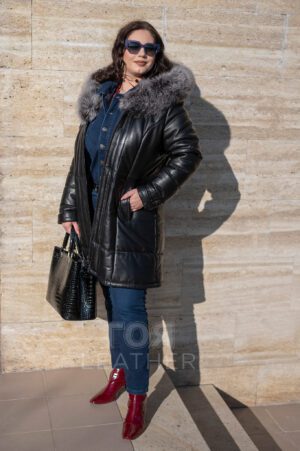 АРТИКУЛ: VK- 099 Черен Дълга кожена парка с качулка от ГОЯ Leather. Нов модел издължена кожена парка, изработена от качествена агнешка напа с гарнитура от лисица по качулката. Моделът е подплатен с олекотена термо вата, което го прави изключително комфортен за студените зимни дни. Якето има леко втален силует. Ципът  се  отваря в две посоки.