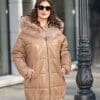 Модерна кожена парка от ГОЯ Leather. Нов модел издължена кожена парка. Парката е изработена от качествена агнешка напа с гарнитура от лисица по качулката. Моделът е подплатен с олекотена термо вата, което го прави изключително комфортен за студените зимни дни.