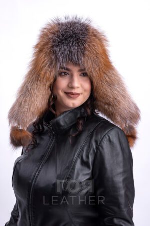 Луксозна  шапка ушанка . Моделът е изработен от 100% естествена кожа, агнешка напа и натурална златна лисица. Вътрешна част подплатен хастар.