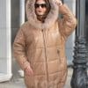 Модерна кожена парка от ГОЯ Leather. Нов модел издължена кожена парка. Парката е изработена от качествена агнешка напа с гарнитура от лисица по качулката. Моделът е подплатен с олекотена термо вата, което го прави изключително комфортен за студените зимни дни.