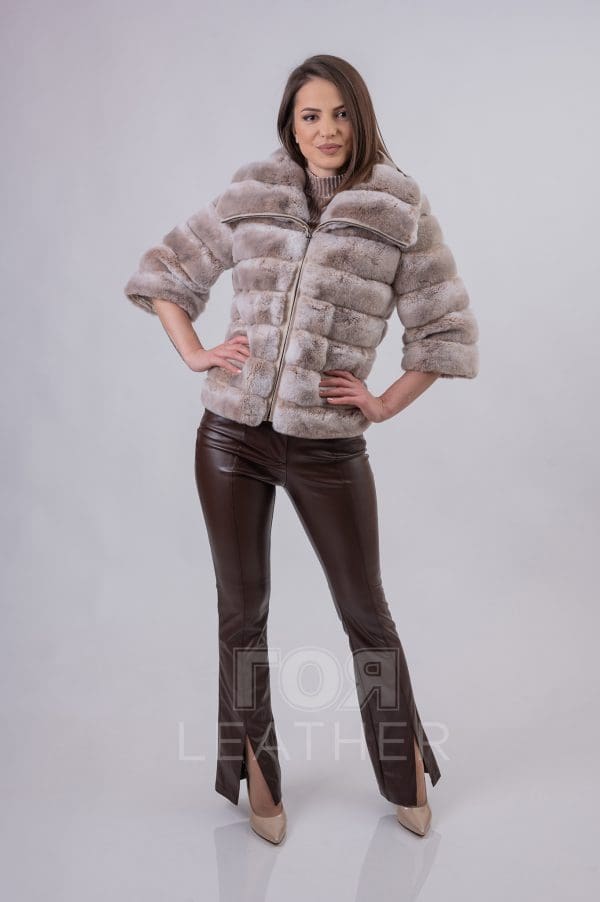 Късо палто от рекс-чинчила от ГОЯ Leather. Нов модел кожено палто изработено от качествена естествена кожа от рекс- чинчила. Красив и модерен цвят, меланж от зелено и черно. Леко, топло и модерно палто.