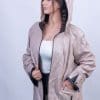 Кожено яке с качулка Сара от ГОЯ Leather. Нов модел дамско кожено яке с права свободна кройка с качулка. Моделът е изработен от висококачествена агнешка кожа. Якето може да се изработва в различни цветови комбинации. Подходящ модел за сезон пролет-есен.