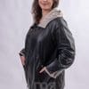Кожено яке с качулка Сара от ГОЯ Leather. Нов модел дамско кожено яке с права свободна кройка с качулка. Моделът е изработен от висококачествена агнешка кожа. Якето може да се изработва в различни цветови комбинации. Подходящ модел за сезон пролет-есен.