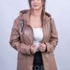 Дамско право кожено яке с качулка от ГОЯ Leather. Нов модел дамско кожено яке с качулка изработено от качествена агнешка кожа. Якето е с неподвижна качулка изработена двулицево от кожа. Прикачените джобове и ръкави са декорирани със щампирана кожа. Модел подходящ за сезон пролет-есен.