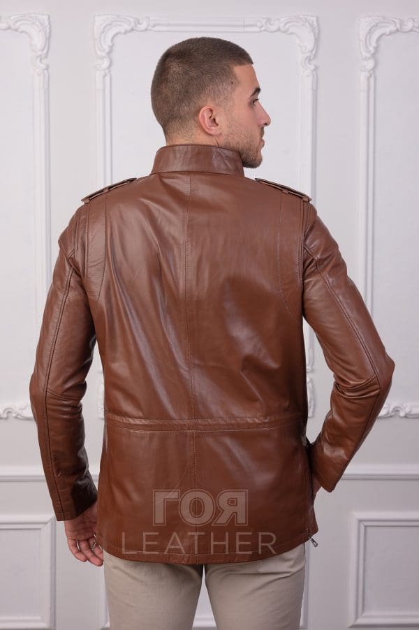Кожено яке милитъри- камел. Нов модел кожено яке в стил милитъри от ГОЯ Leather. Моделът е изработен от 100% естествена матова агнешка напа. Модерно съчатаване на строгите елементи на униформата в практична и същевременно стилна връхна дреха, подходяща за ежедневно носене. Препоръчва се за сезони пролет и есен.