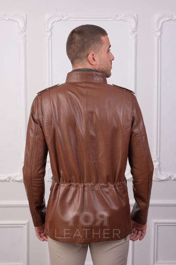 Кожено яке милитъри- камел. Нов модел кожено яке в стил милитъри от ГОЯ Leather. Моделът е изработен от 100% естествена матова агнешка напа. Модерно съчатаване на строгите елементи на униформата в практична и същевременно стилна връхна дреха, подходяща за ежедневно носене. Препоръчва се за сезони пролет и есен.