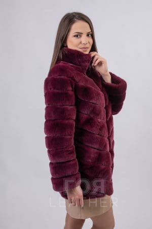 Нов модел от ГОЯ Leather. Уникално палто от рекс-чинчила. Красив модел в уникален цвят бордо. Стилна и елегантна визия. Коланът е в комплект с палтото.