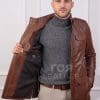 Кожено яке милитъри- камел. Нов модел кожено яке в стил милитъри от ГОЯ Leather. Моделът е изработен от 100% естествена матова агнешка напа. Модерно съчатаване на строгите елементи на униформата в практична и същевременно стилна връхна дреха, подходяща за ежедневно носене. Препоръчва се за сезони пролет и есен.