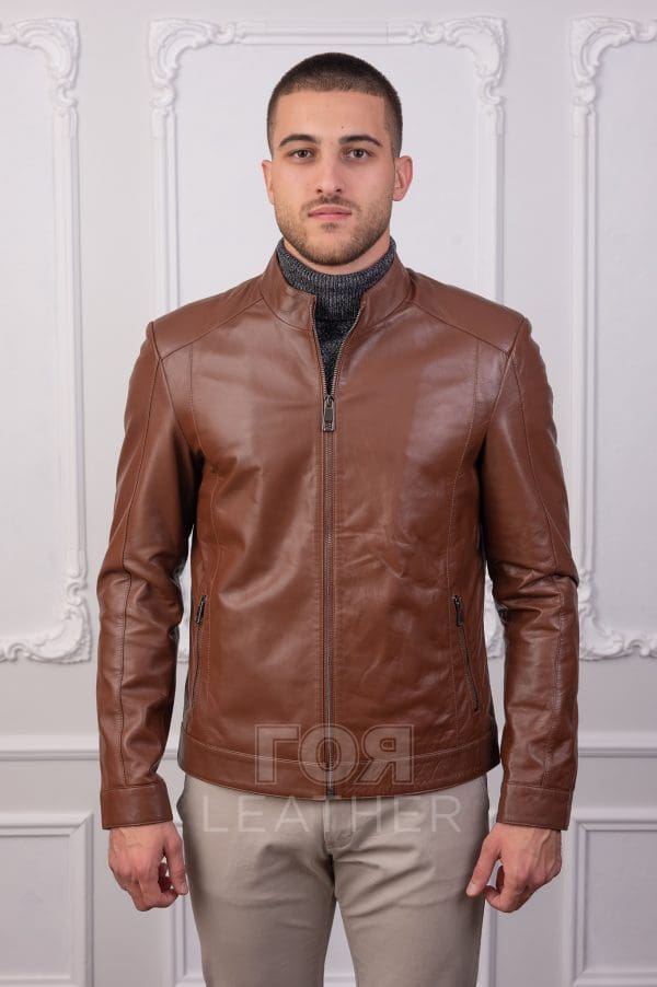 Мъжко кожено яке от ГОЯ Leather. Класически модел с изчистени линии. Подходящо както за делово ежедневие, така и за среща сприятели. За удобство маншетът се закопчава с капси. Има два вътрешни джоба.