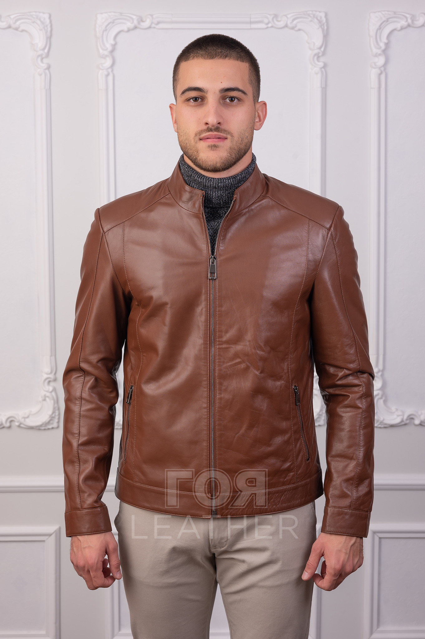 Мъжко кожено яке от ГОЯ Leather. Класически модел с изчистени линии. Подходящо както за делово ежедневие, така и за среща сприятели. За удобство маншетът се закопчава с капси. Има два вътрешни джоба.