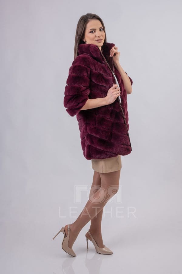 Нов модел от ГОЯ Leather. Уникално палто от рекс-чинчила. Красив модел в уникален цвят бордо. Стилна и елегантна визия. Коланът е в комплект с палтото.