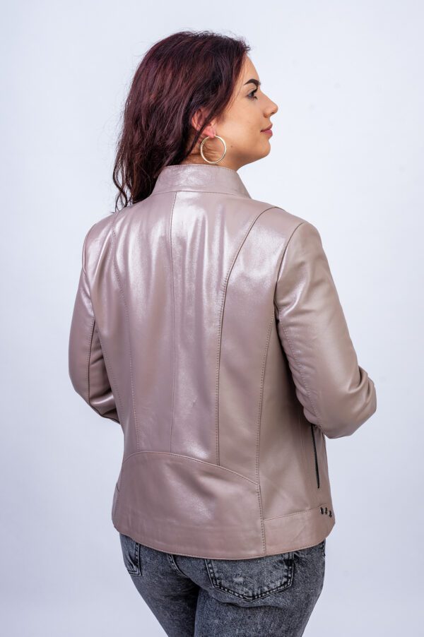 Дамско светло вталено кожено яке VK- A 3 от ГОЯ Leather. Нов втален модел за сезон пролет и есен. 100% естествена агнешка кожа в модерен бежов цвят.