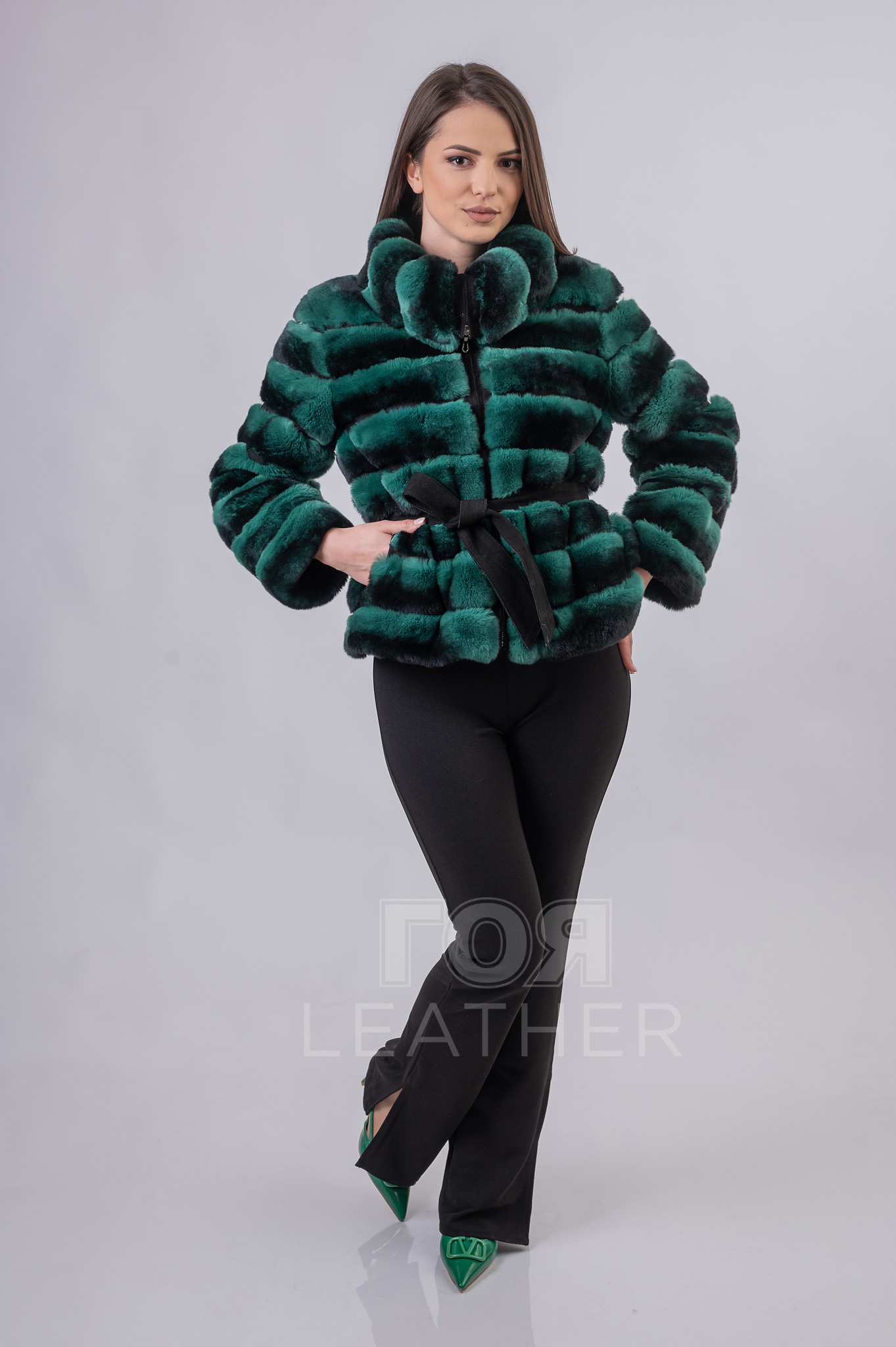 Късо палто от рекс-чинчила от ГОЯ Leather. Нов модел кожено палто изработено от качествена естествена кожа от рекс- чинчила. Красив и модерен цвят, меланж от зелено и черно. Леко, топло и модерно палто.