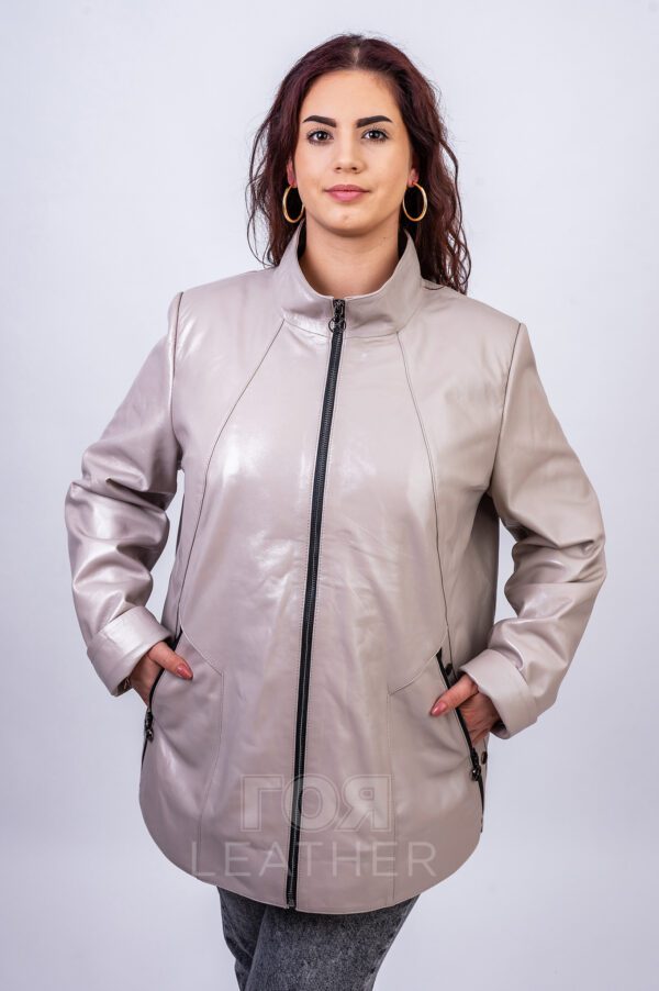 Дамско светло кожено яке VK- A 294 от ГОЯ Leather. Нов дамски модел от 100% естествена кожа. Свободана права кройка покриваща ханша. Закопчаване с метален цип, два странични джоба. За сезон пролет и есен.