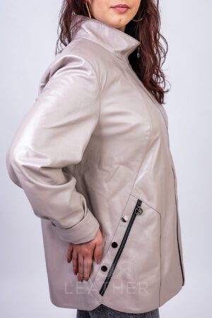 Дамско светло кожено яке VK- A 294 от ГОЯ Leather. Нов дамски модел от 100% естествена кожа. Свободана права кройка покриваща ханша. Закопчаване с метален цип, два странични джоба. За сезон пролет и есен.