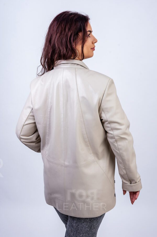 Дамско светло кожено яке VK- A 293 от ГОЯ Leather. Нов дамски модел от 100% естествена кожа. Свободана права кройка покриваща ханша. Закопчаване с метален цип, два странични джоба. За сезон пролет и есен.