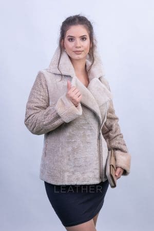Къс втален дамски кожух от ГОЯ Leather. Стилен, елегантен модел, подходящ за ежедневно носене с всякакъв тип дрехи - от спортни джинси до делово облекло. Предната част се отваря на ревер. Ръкавите - горната част е с покритие, а вътре с мек косъм на тула. Лек, удобен, топъл и комфортен модел.
