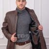 Мъжко кожено яке 519 от ГОЯ Leather. Модел с класическа кройка изработен от качествена шагренирана агнешка напа с характерен релеф. Дублирано закопчаване с метален цип и платка с капси. Якето разполага с три външни джоба с цип . От вътре има два джоба с цип и трети за мобилен телефон. Моделът е подплатен с тънък хастар, което го прави подходящ за носене през сезон пролет-есен.