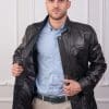 Мъжко кожено яке 519 от ГОЯ Leather. Модел с класическа кройка изработен от качествена гладка агнешка напа. Дублирано закопчаване с метален цип и платка с капси. Якето разполага с три външни джоба с цип . От вътре има два джоба с цип и трети за мобилен телефон. Моделът е подплатен с тънък хастар, което го прави подходящ за носене през сезон пролет-есен.
