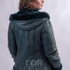 Дамски втален кожух с качулка от ГОЯ Leather. Кожухът е с елегантна и вталена линия. Изработен от мека, качествена агнешка тула. Покритието е напалан, и позволява да се носи и във влажно време. Закопчаването на модела е с дублиран двоен цип, позволяващ корекция на размера(обема) . Дължината на кожуха го прави универсален за всеки тип облекло. Отличен избор за зимата.
