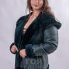 Дамски втален кожух с качулка от ГОЯ Leather. Кожухът е с елегантна и вталена линия. Изработен от мека, качествена агнешка тула. Покритието е напалан, и позволява да се носи и във влажно време. Закопчаването на модела е с дублиран двоен цип, позволяващ корекция на размера(обема) . Дължината на кожуха го прави универсален за всеки тип облекло. Отличен избор за зимата.