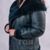 Дамски втален кожух с качулка от ГОЯ Leather. Кожухът е с елегантна и вталена линия. Изработен от мека, качествена агнешка тула. Покритието е напалан, и позволява да се носи и във влажно време. Закопчаването на модела е с дублиран двоен цип, позволяващ корекция на размера(обема) . Дължината на кожуха го прави универсален за всеки тип облекло. Отличен избор за зимата.