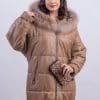 Модерна кожена парка от ГОЯ Leather. Нов модел издължена кожена парка. Парката е изработена от качествена агнешка напа с гарнитура от лисица по качулката. Моделът е подплатен с олекотена термо вата, което го прави изключително комфортен за студените зимни дни.