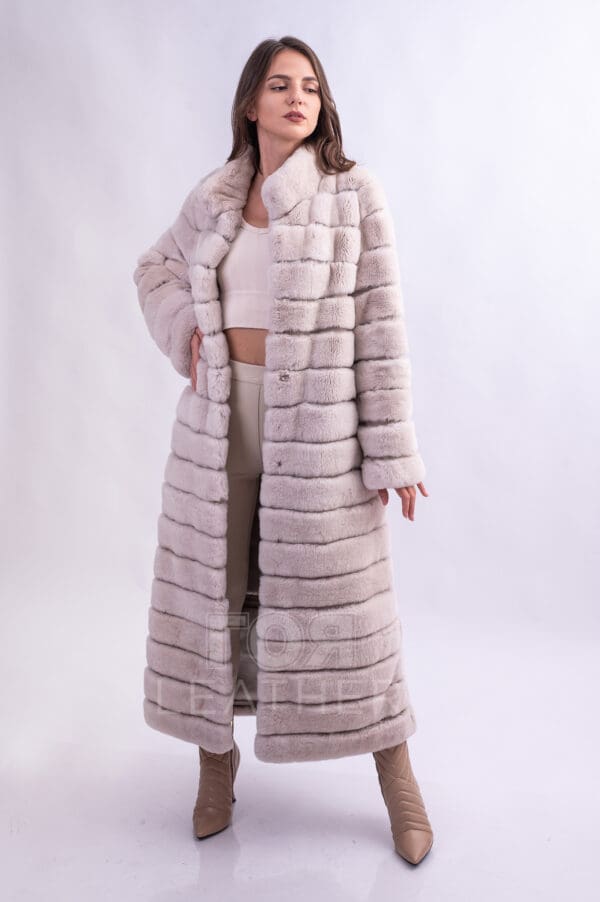 Луксозно палто от рекс-чинчила 3в1 от ГОЯ Leather. Палтото е изключително модерно и практично. В зависимост от повода, може да го трансформирате в три различни дължини(120 см, 100 см. и 70 см.) Ръкавът също се скъсява до 7/8. Косъмът е мек и нежен. По желание може да го комбинирате  с аксесоари със същият косъм на рекс-чинчила.