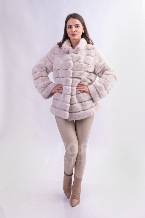 Луксозно палто от рекс-чинчила 3в1 от ГОЯ Leather. Палтото е изключително модерно и практично. В зависимост от повода, може да го трансформирате в три различни дължини(120 см, 100 см. и 70 см.) Ръкавът също се скъсява до 7/8. Косъмът е мек и нежен. По желание може да го комбинирате  с аксесоари със същият косъм на рекс-чинчила.