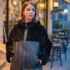 Черният кожух от агнешка тула с цип VK- N 90 е страхотна зимна опция за стилни дами. Модела е изработен от висококачествена естествена кожа. Леко и удобно палтото от агнешка тула е устойчиво на външни влияния на околната среда. Специално защитно покритие не позволява прах и мръсотия да се абсорбират в повърхността на кожата, а леките замърсявания могат лесно да бъдат отстранени със салфетка.Ефектно се редуват елементи на кройката от обърната кожа с косъма навън и навътре.. Кожухът се закопчава с цип, което осигурява сигурно прилягане и придава на продукта стилен външен вид. Той е лек, семпъл и елегантен в своя дизайн. Подходящ за различни типове фигура, благодарение на свободната си кройка. Широките прави ръкави и правата кройка Ви позволяват да носите модела с боти, кецове или класически  ботуши. В съчетание с дънки или панталони е отличен избор за зимата.