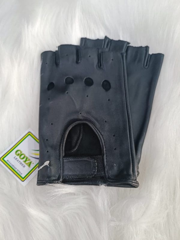 Мъжки шофьорски ръкавици от ГОЯ Leather. Моделът е изработен от 100% естествена агнешка кожа.