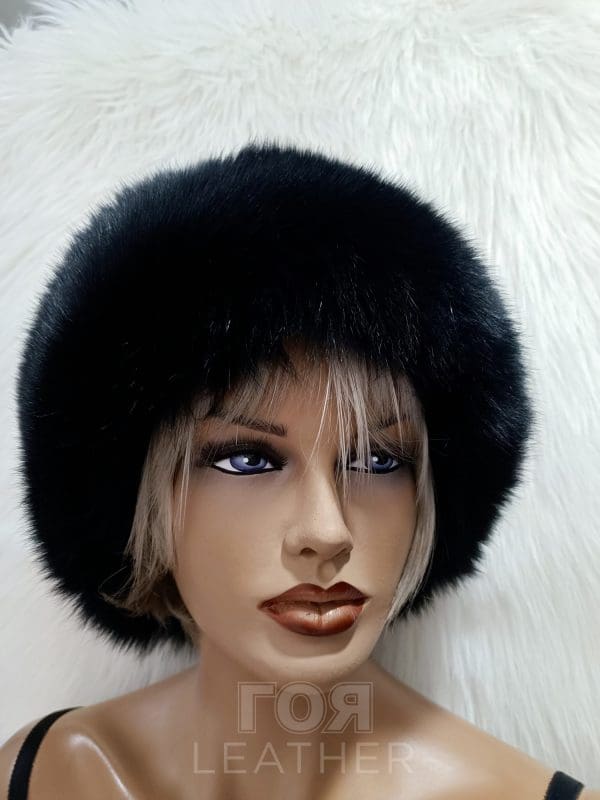 Дамска черна шапка с лисица от ГОЯ Leather. . Луксозна дамска шапка изработена в комбинация от агнешка напа и натурална лисица.