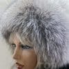 Дамска шапка - сребърна лисица от ГОЯ Leather. Луксозна дамска шапка изработена в комбинация от агнешка на па и натурална сребърна лисица.